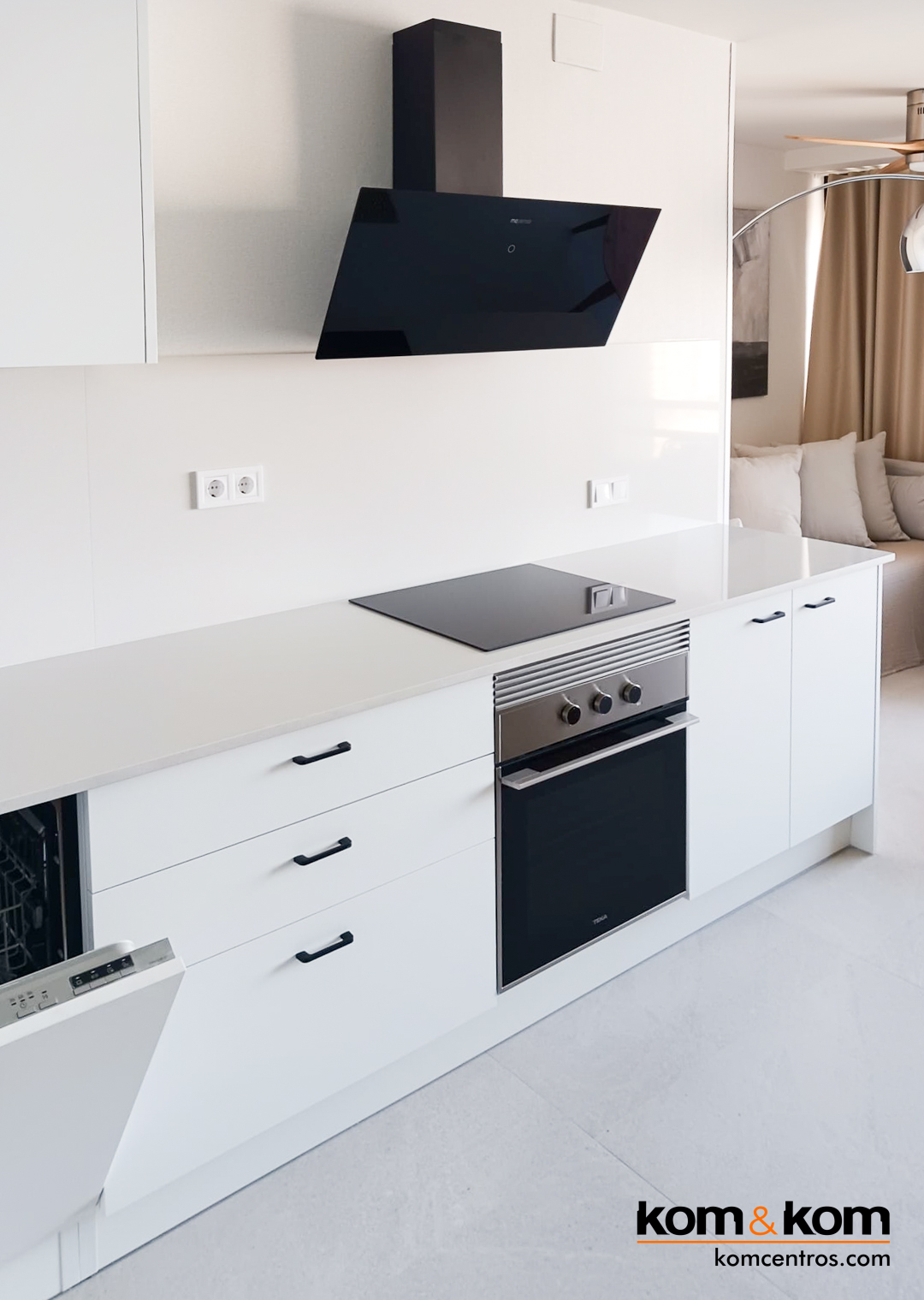 cocina blanca, negra, gris e inox hecha a medida por Kom&Kom